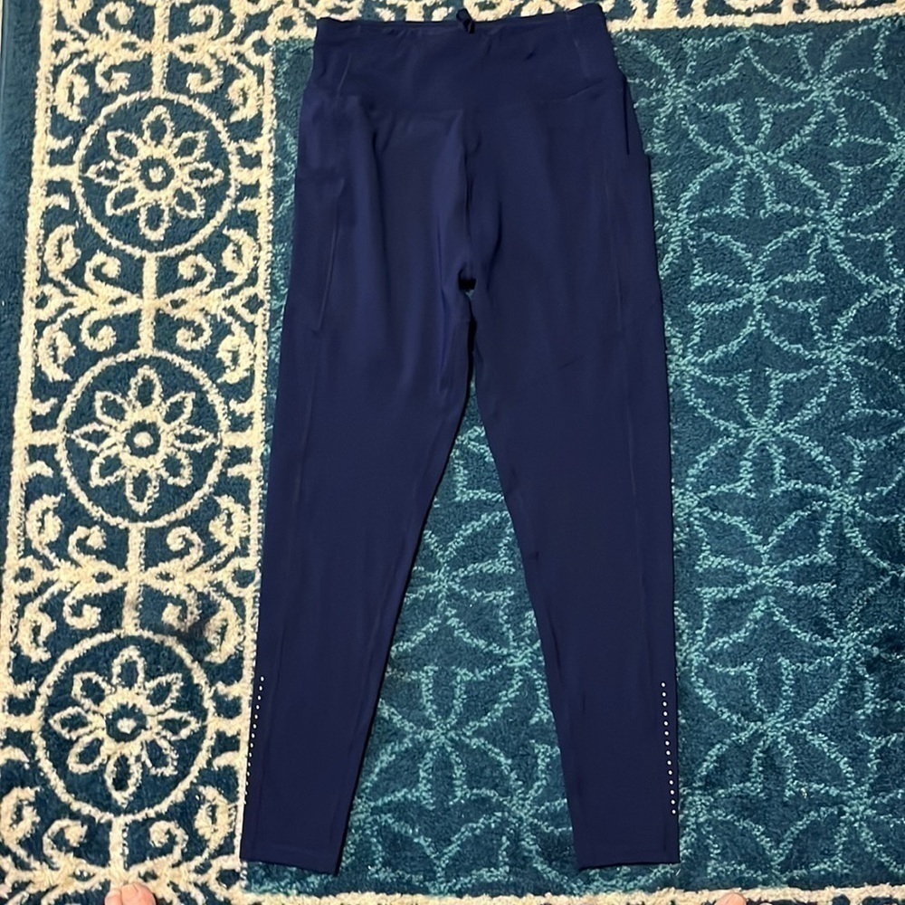 NWT leggings with tapered legs and side pockets. Bonus zippered pocket waistband